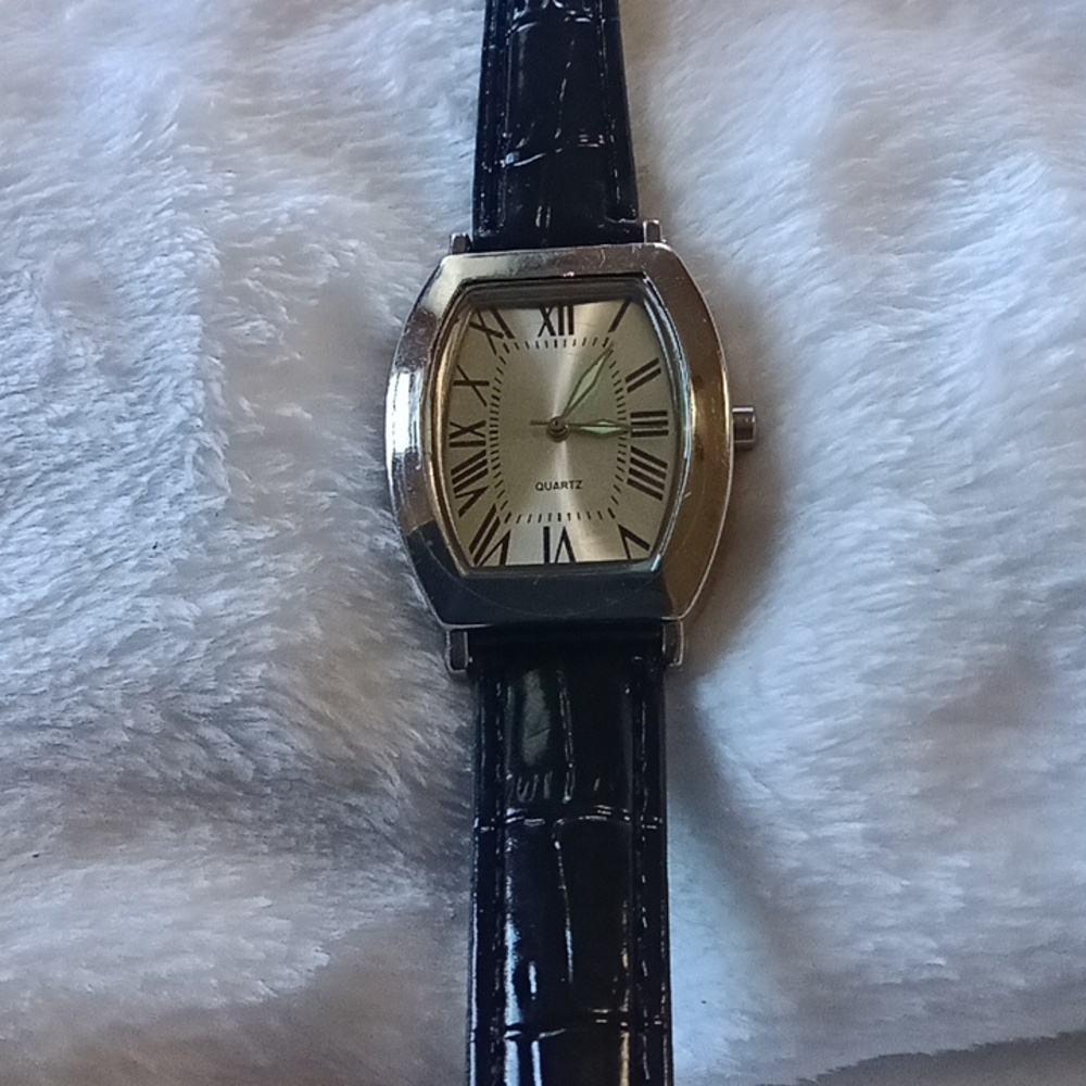 286. QUARTZ WATCH BLACK LEATHER BAND NEW BATTERY SILVER FACE